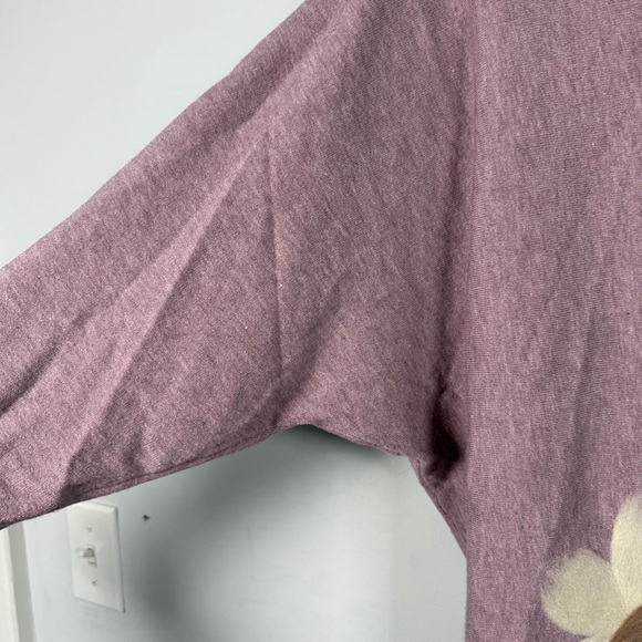 Aaeda Lavender V-Neck Sweater with Floral Design, Size XL - Picture 6 of 12